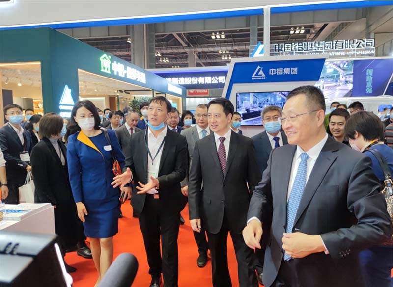 鋁板廠家_全國政協(xié)常委、中國有色金屬工業(yè)協(xié)會黨委書記葛紅林等領(lǐng)導(dǎo)到公司展位參觀指導(dǎo)