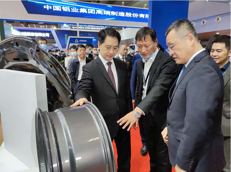 鋁板廠家_全國政協(xié)常委、中國有色金屬工業(yè)協(xié)會黨委書記葛紅林等領(lǐng)導(dǎo)到公司展位參觀指導(dǎo)